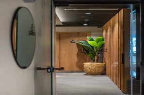 Salas de tratamiento para parejas, sauna y tina de hidromasaje 