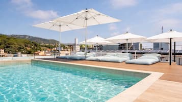 3 piscines extérieures, piscine avec cascade, parasols de plage