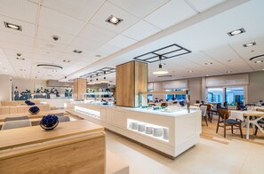 Frokost og middag serveres, middelhavsretter, utsikt mot bassenget 