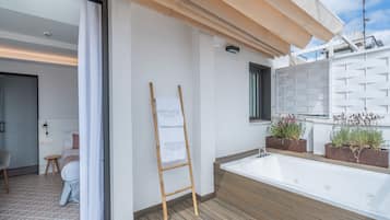 Premium-huone, terassi (Exterior Jacuzzi) | Ylelliset vuodevaatteet, tallelokero huoneessa, työpöytä, äänieristys