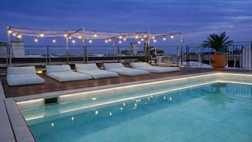 3 ulkouima-allasta, uima-allas vesiputouksella, aurinkovarjoja