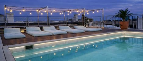 3 AuĂenpools, Pool mit Wasserfall, Sonnenschirme, LiegestĂŒhle