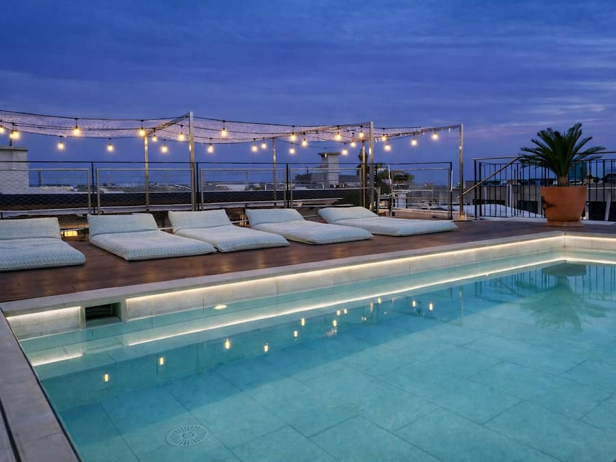 3 piscines extérieures, piscine avec cascade, parasols de plage