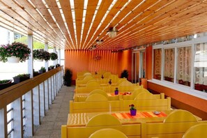 Petit déjeuner, déjeuner et dîner servis sur place