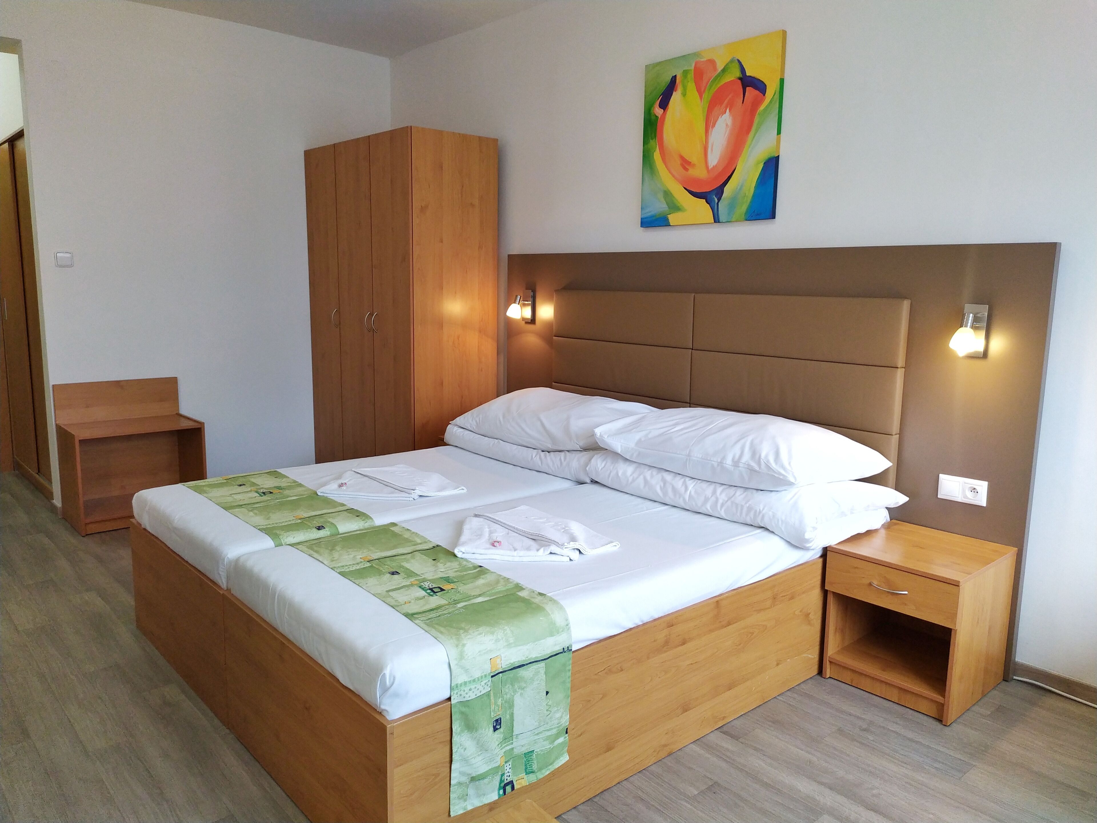 Coffres-forts dans les chambres, bureau, Wi-Fi gratuit, draps fournis