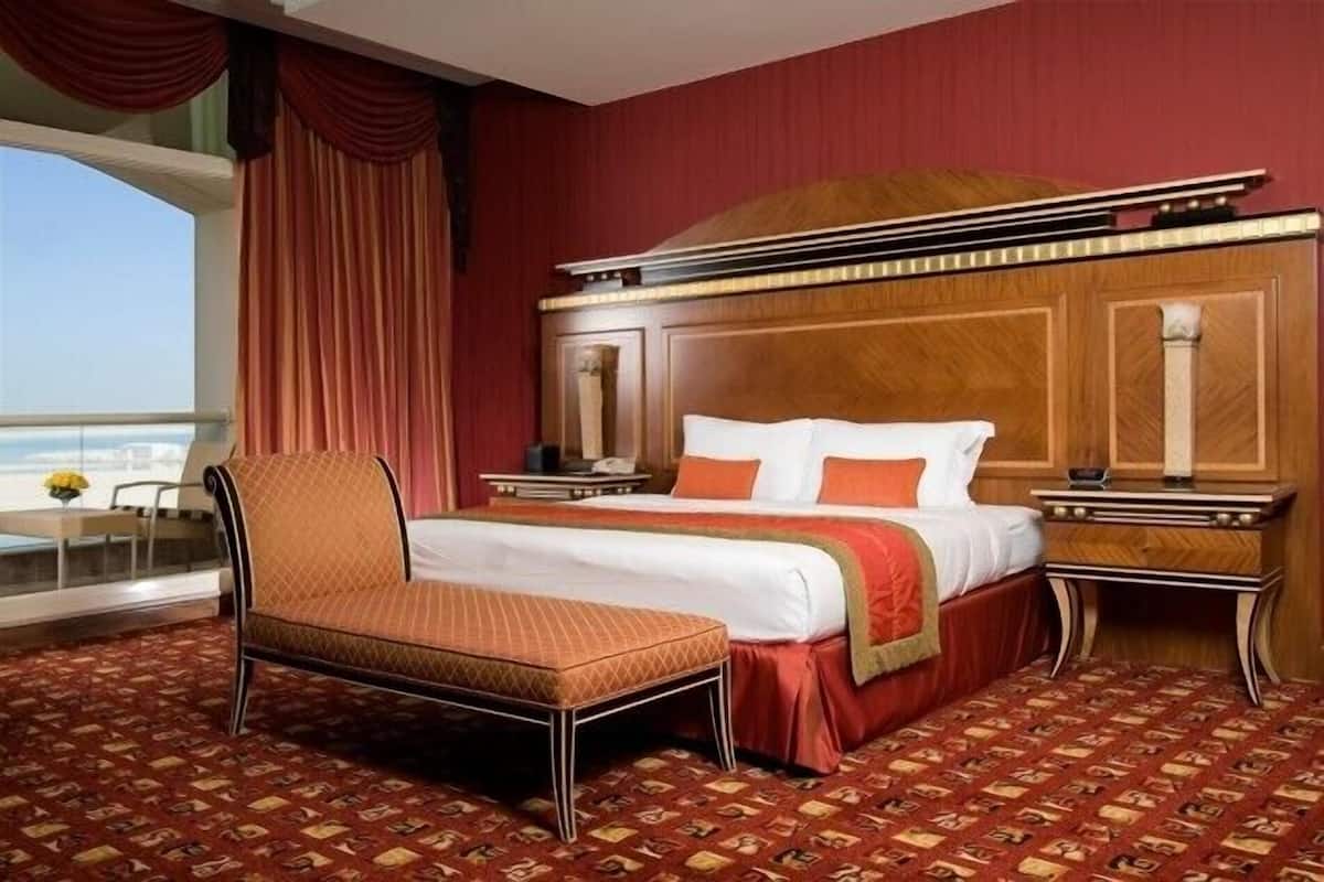 1 bedroom, Egyptian cotton sheets, premium bedding, down comforters