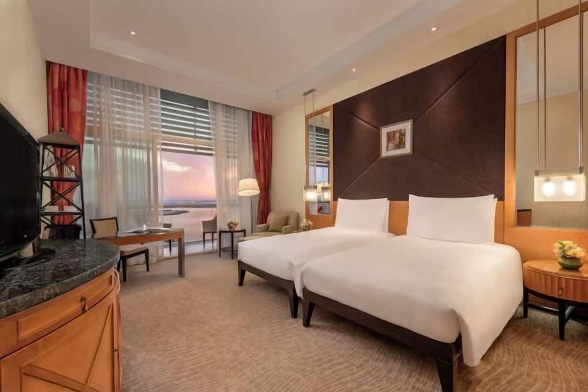 1 bedroom, Egyptian cotton sheets, premium bedding, down comforters