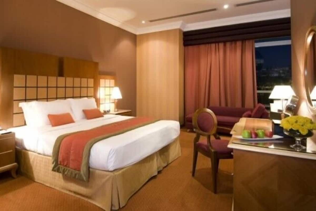 1 bedroom, Egyptian cotton sheets, premium bedding, down comforters