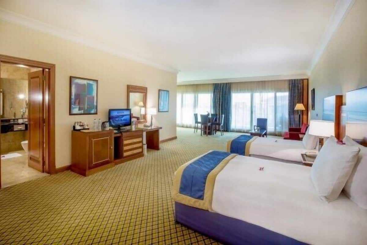 1 bedroom, Egyptian cotton sheets, premium bedding, down comforters