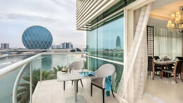 Al Raha Suite - Free daily shuttle bus to Yas attractions, Yas Mall and Grand Mosque | Terrace/patio