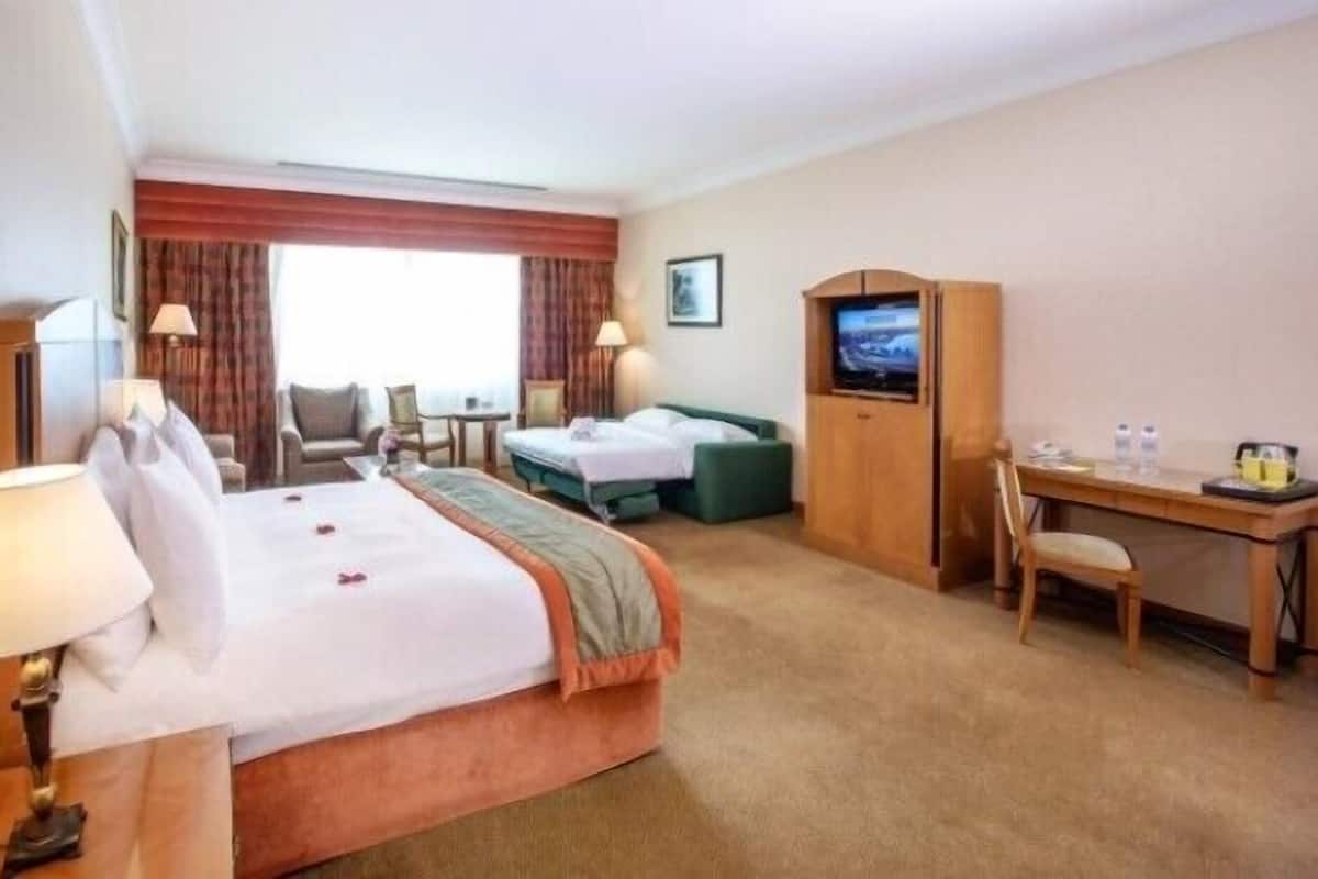 1 bedroom, Egyptian cotton sheets, premium bedding, down comforters