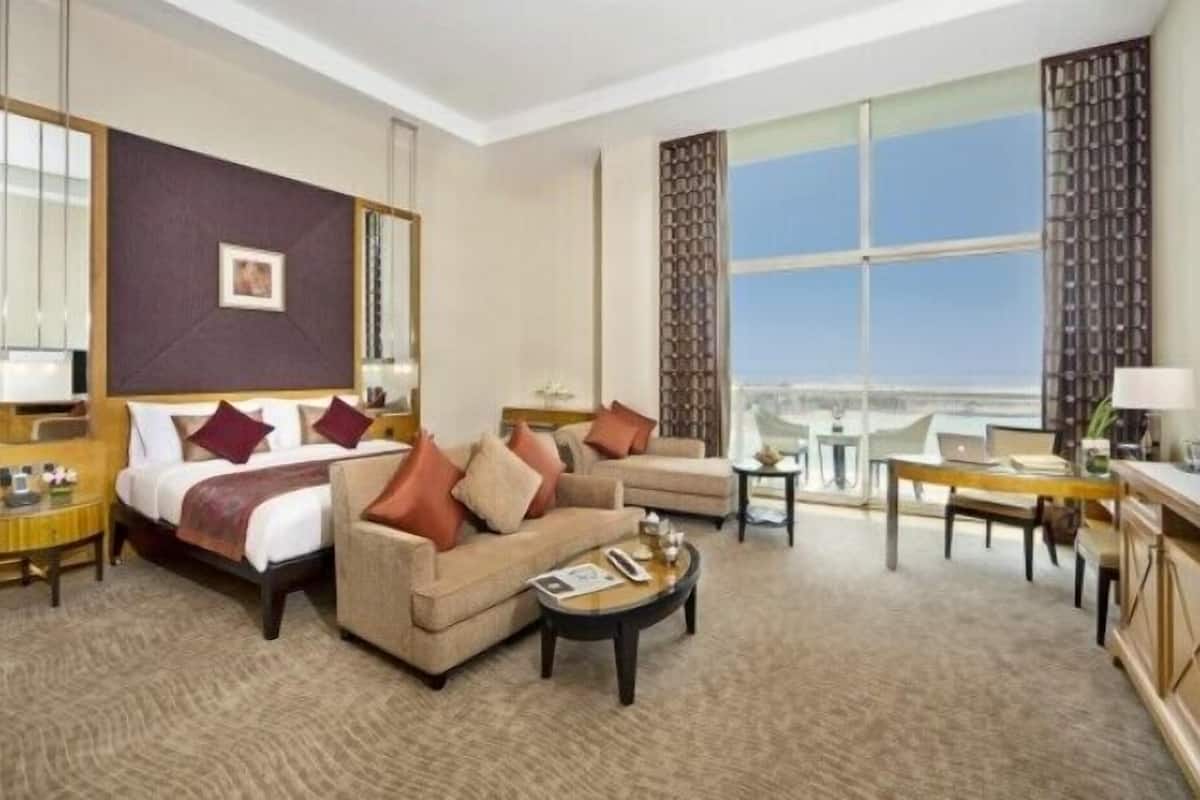 1 bedroom, Egyptian cotton sheets, premium bedding, down comforters