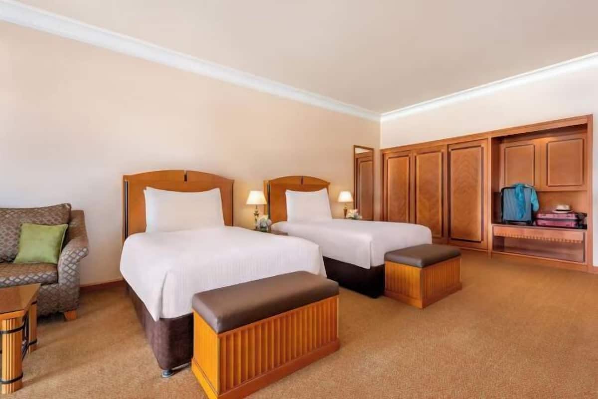 1 bedroom, Egyptian cotton sheets, premium bedding, down comforters