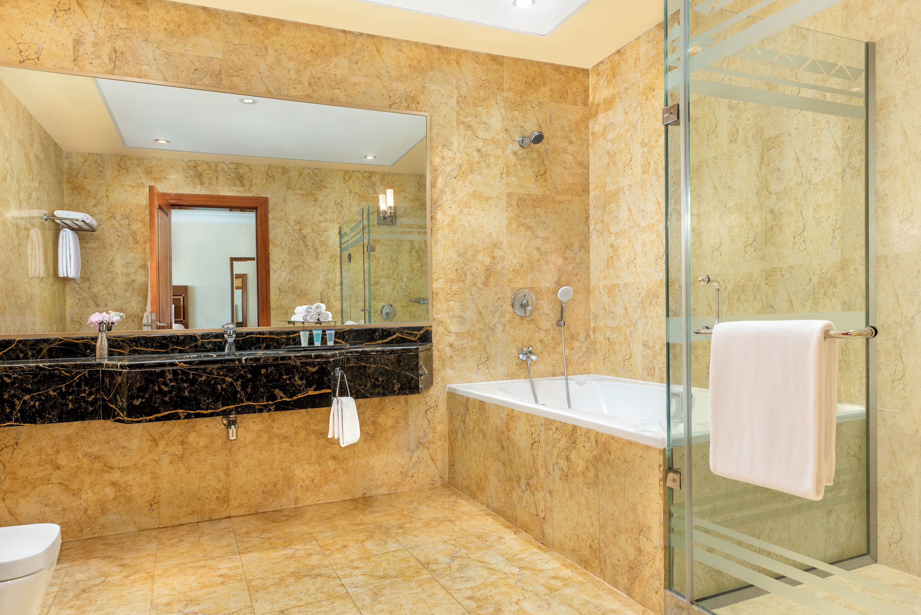 Family Room | Bathroom | Combined shower/bathtub, free toiletries, hair dryer, bathrobes
