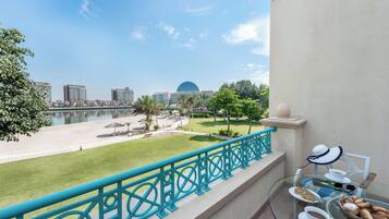 Four Bedroom Villa - Free daily shuttle bus to Yas attractions, Yas Mall and Grand Mosque | Terrace/patio