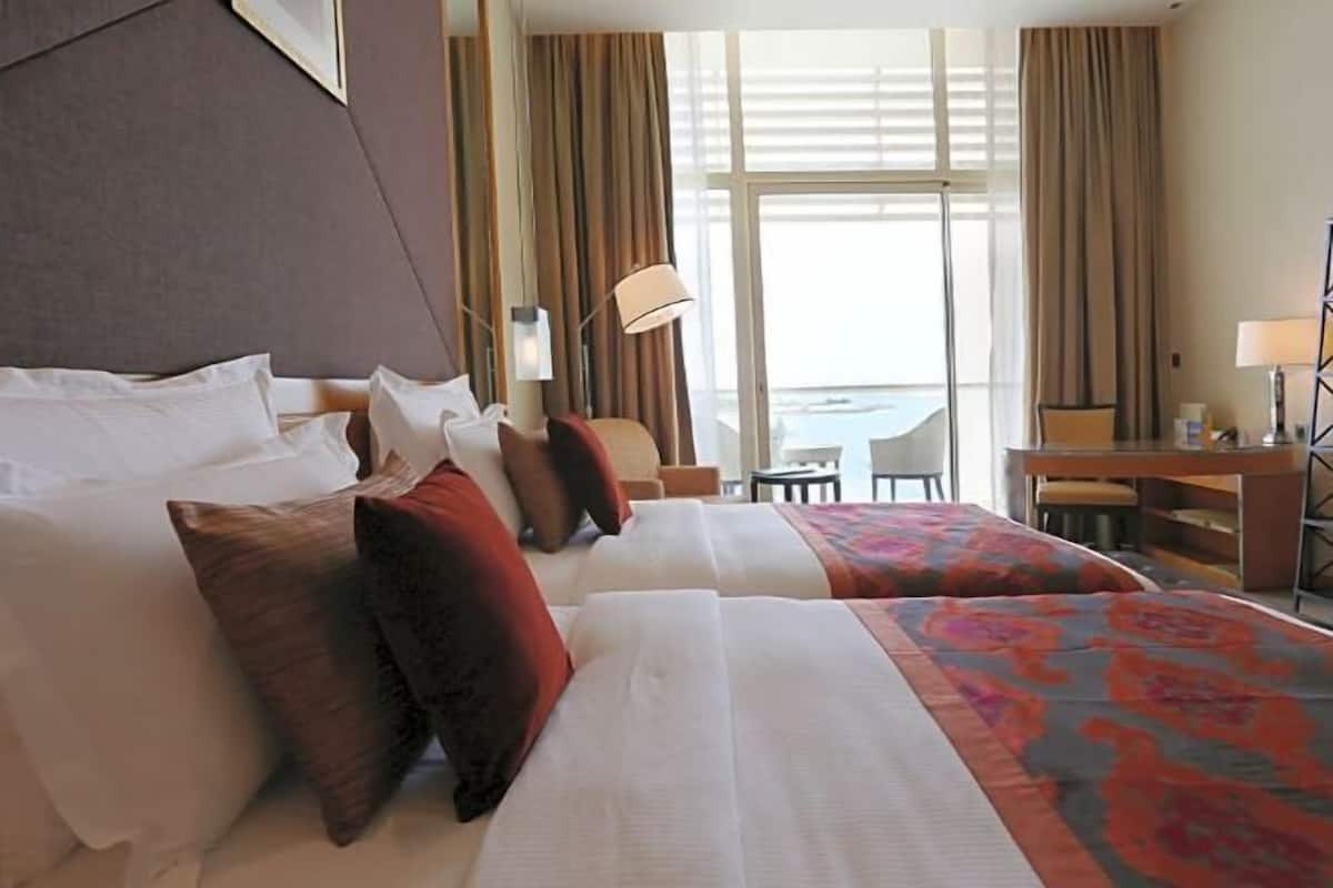 1 bedroom, Egyptian cotton sheets, premium bedding, down comforters