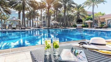 Piscina interna, 2 piscinas externas, funciona das 9h às 18h, barracas