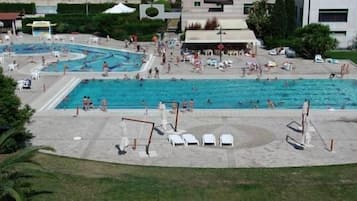 Piscine couverte, piscine extérieure