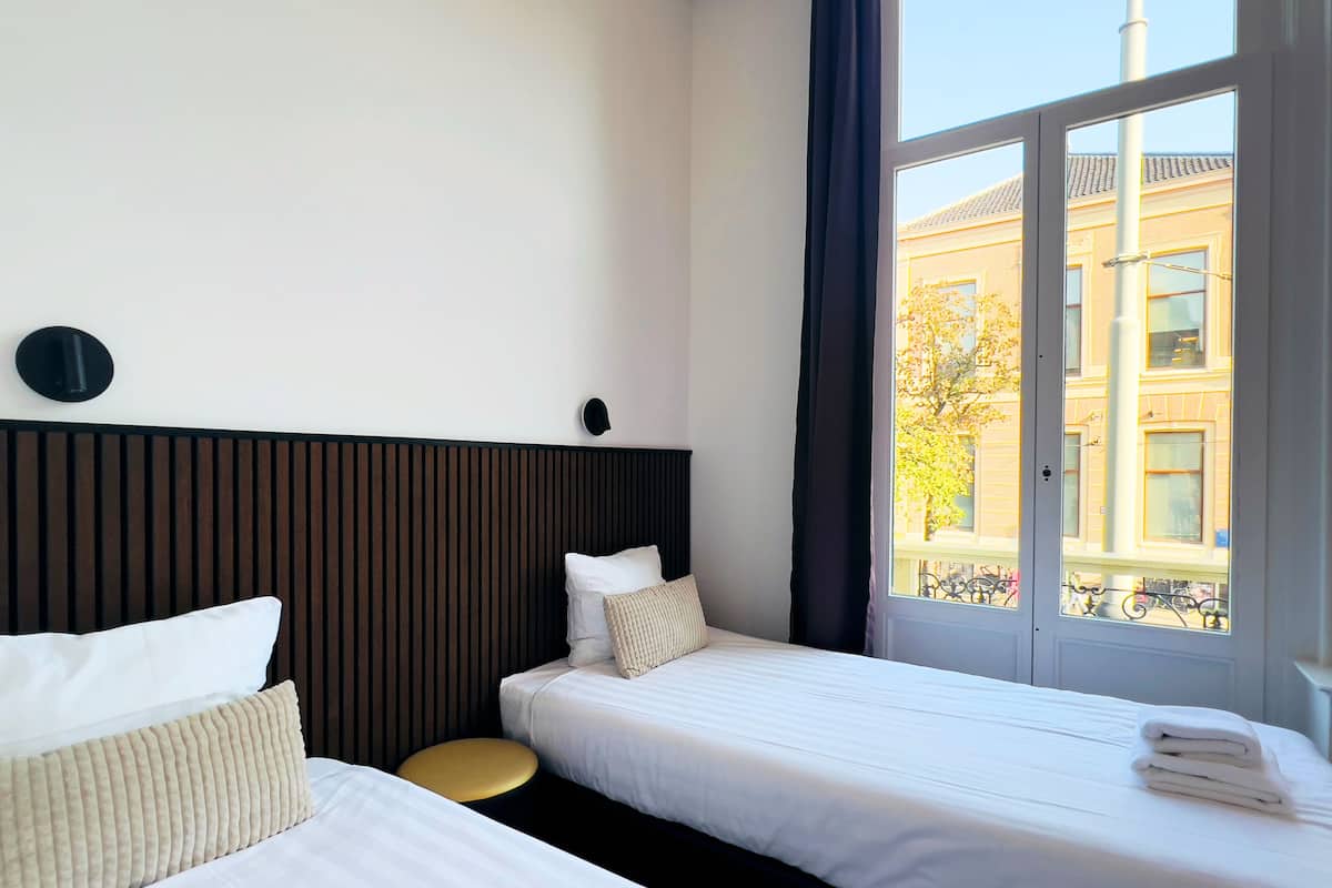 Chambre Tradition avec lits jumeaux, plusieurs lits | Coffres-forts dans les chambres, Wi-Fi gratuit, draps fournis