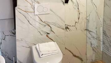 Standaard Twin kamer, meerdere bedden | Badkamer | Gratis toiletartikelen, een haardroger, handdoeken, zeep