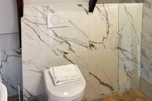 Standard-Zweibettzimmer, Mehrere Betten | Badezimmer | Kostenlose Toilettenartikel, Haartrockner, Handtücher, Seife