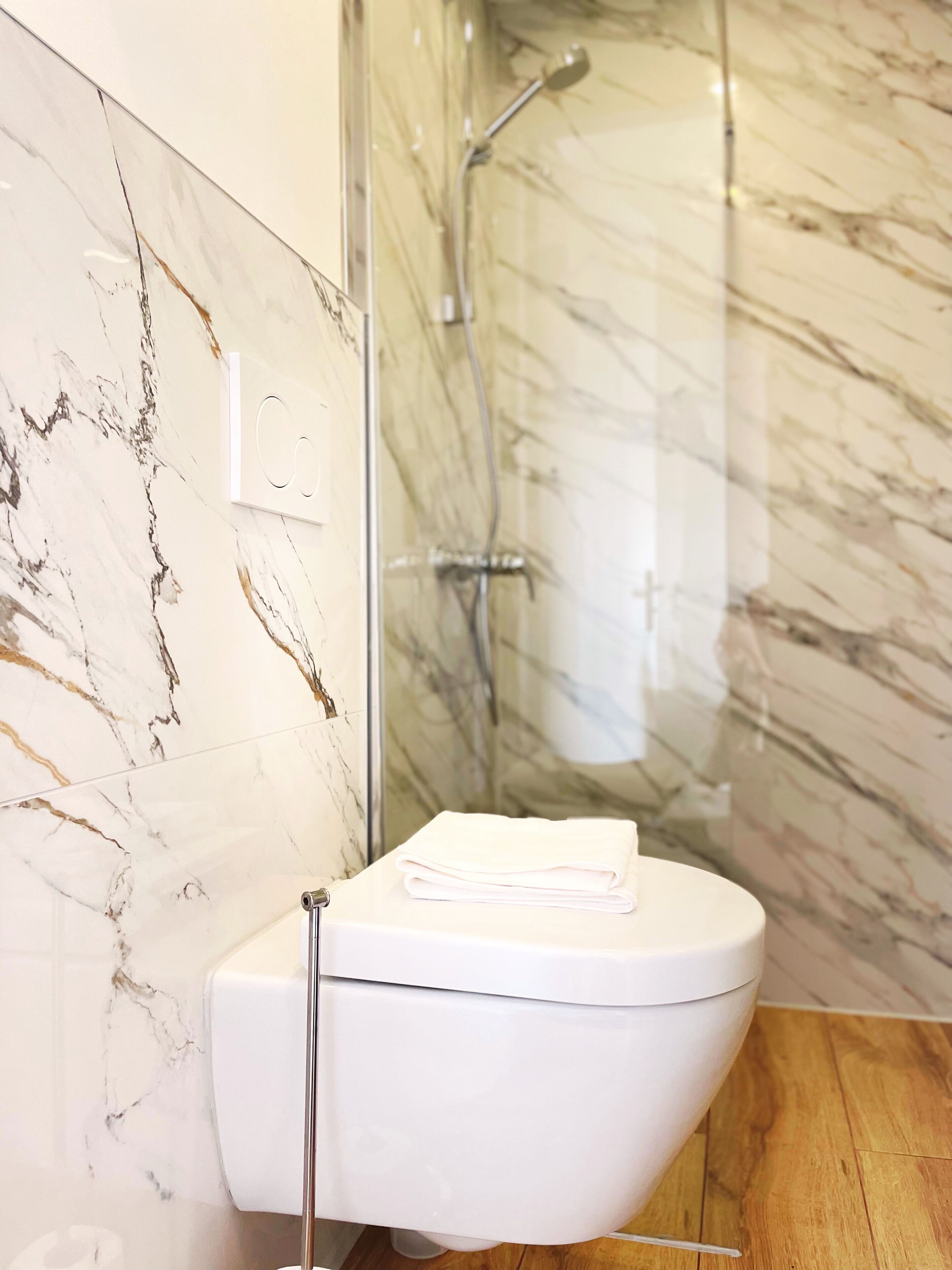 Gratis toiletartikelen, een haardroger, handdoeken, zeep