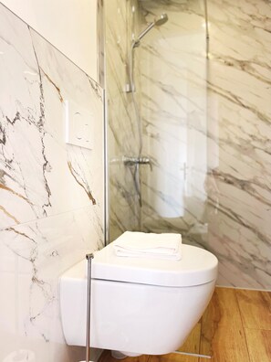 Articles de toilette gratuits, sèche-cheveux, serviettes fournies, savon