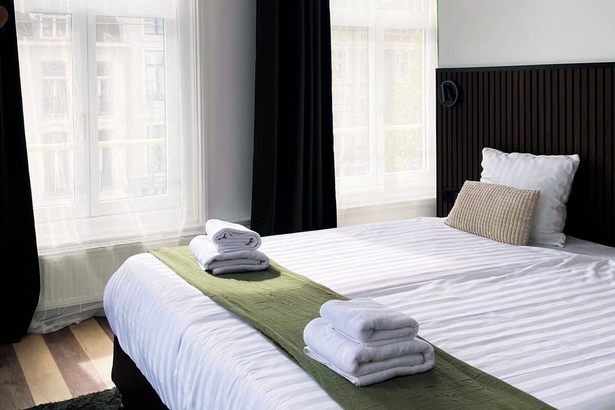 Chambre Double Confort, 1 lit double | Coffres-forts dans les chambres, Wi-Fi gratuit, draps fournis