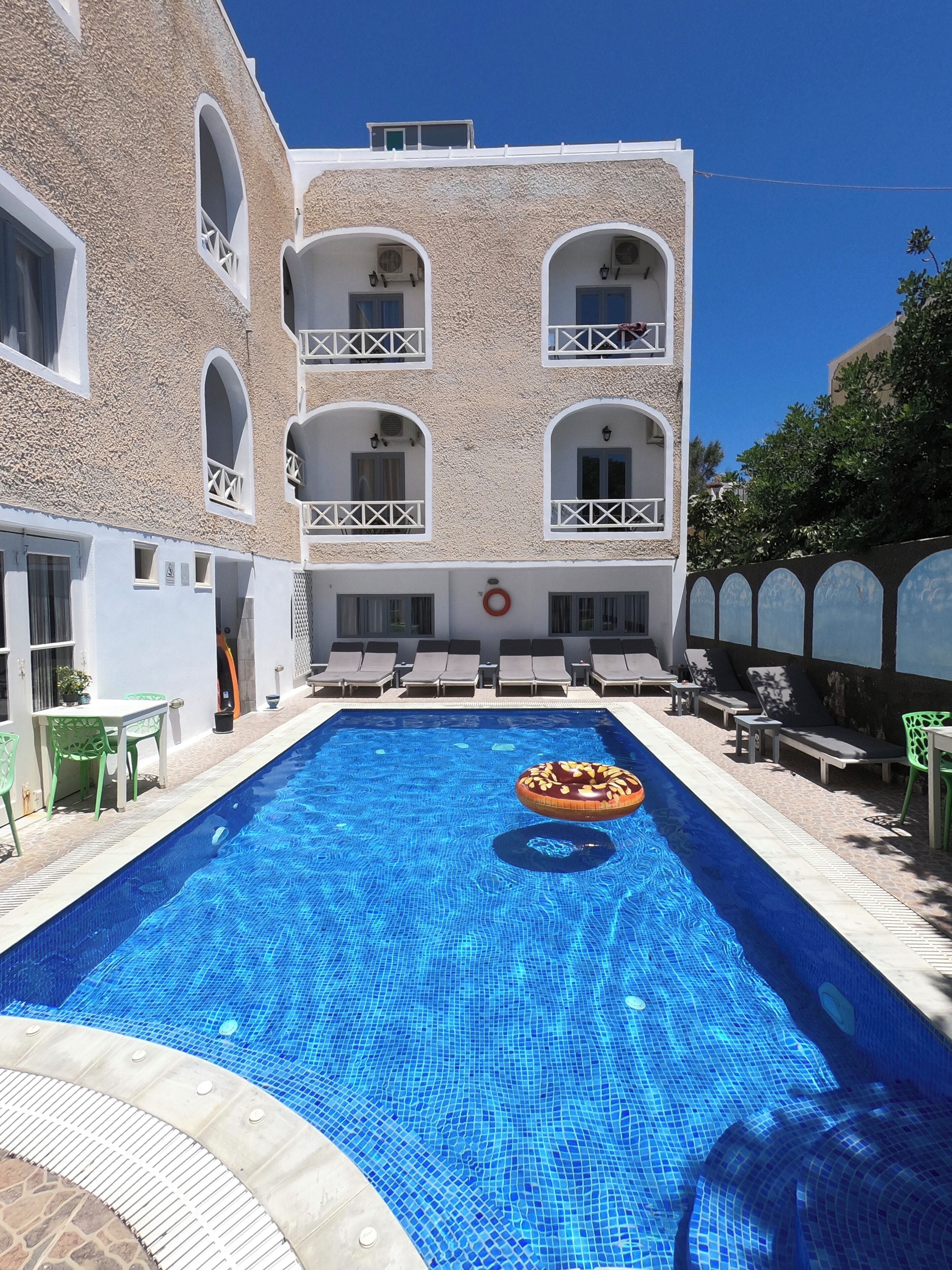 Piscine extérieure, chaises longues