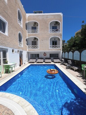 Outdoor pool, open 10:00 AM to 7:30 PM, pool loungers - Anny Studios & Rooms Perissa Beach (Santorini)