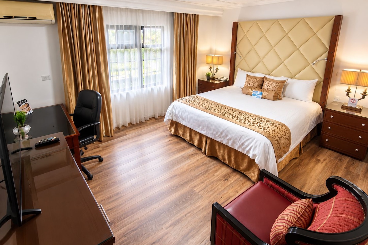 Deluxe Queen Room | In-room safe, desk, laptop workspace, blackout drapes