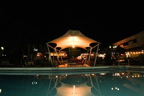 Piscine extérieure, parasols de plage, chaises longues