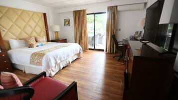 Svit Deluxe - vid poolen | Värdeförvaringsskåp på rummet, skrivbord och arbetsyta för laptop