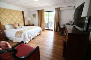 Suite – deluxe, ved basseng | Safe på rommet, skrivebord og skrivebord for bærbar PC