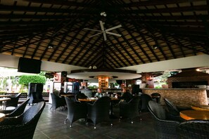 Bar en bord de piscine