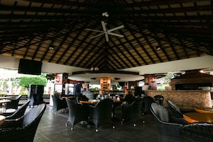 Bar junto a la piscina