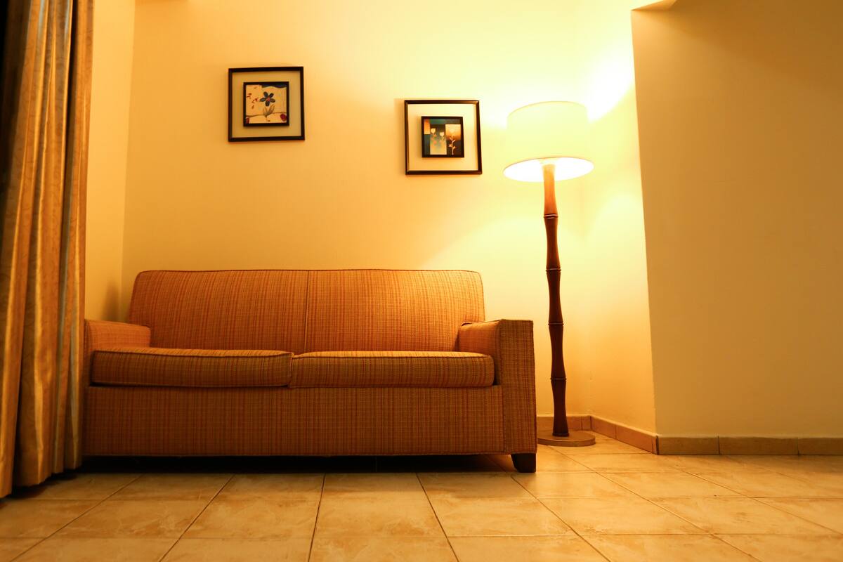 deluxe suite | living room | 32-inch flat-screen tv with cable channels, tv