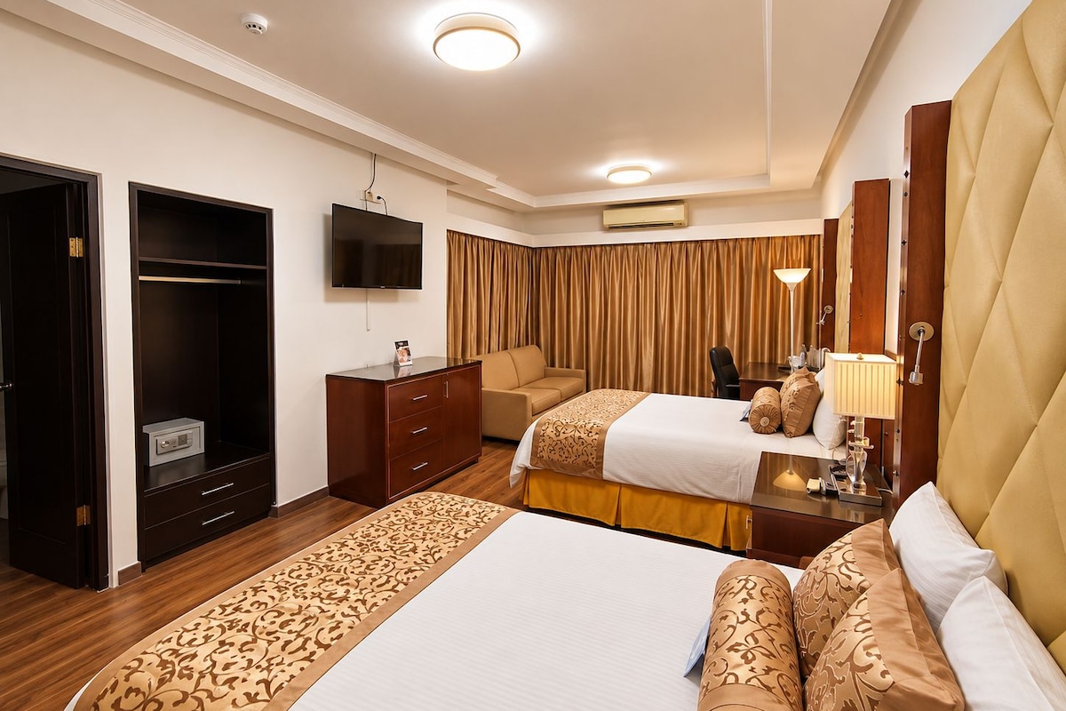 Deluxe Junior Suite | In-room safe, desk, laptop workspace, blackout drapes