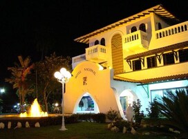 Fachada de la propiedad por la tarde o noche