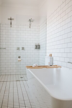 Suite superior, 1 cama King size | Baño | Amenidades de baño ecológicas, secadora de cabello, toallas, jabón 
