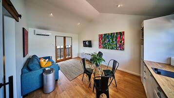 Deluxe Loft | Dining room