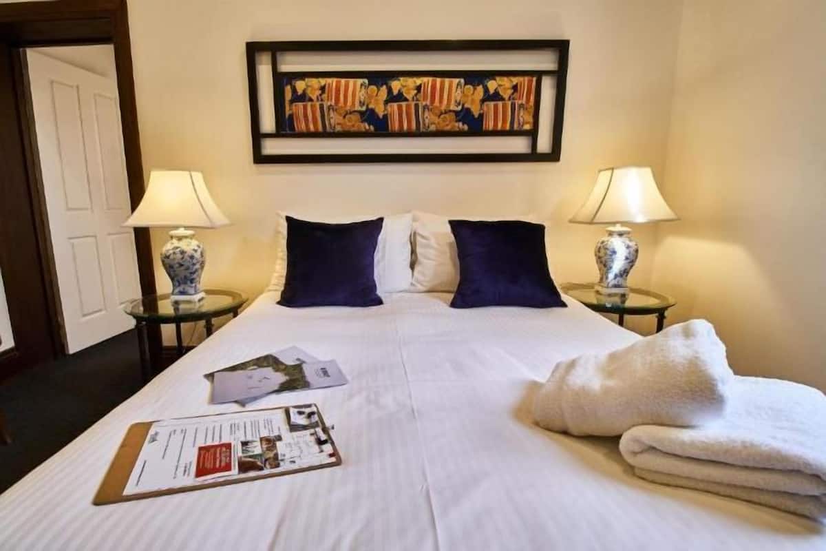 1 Schlafzimmer, hochwertige Bettwaren, Schreibtisch