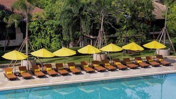 Kolam renang outdoor, dengan payung kolam renang dan kursi berjemur