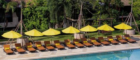 屋外プール、プール パラソル、サンラウンジャー