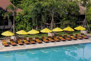 室外泳池；泳池傘、躺椅