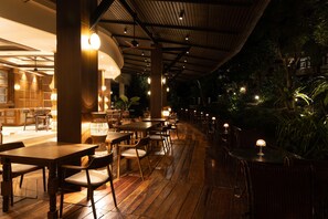 Breakfast, lunch, dinner served; international cuisine 