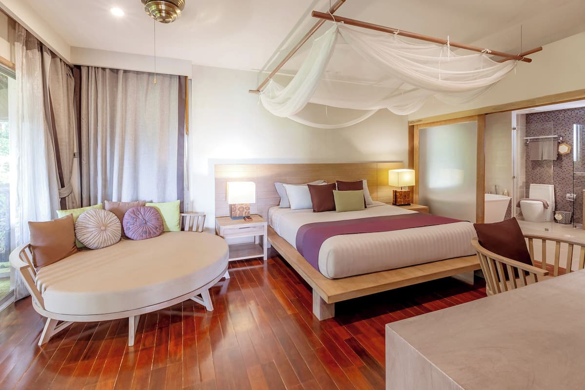 Grand Ocean Chalet Suite | Een kluis op de kamer, een bureau, verduisterende gordijnen
