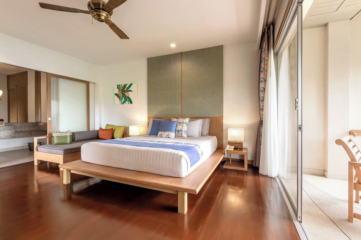 Deluxe Chalet | Een kluis op de kamer, een bureau, verduisterende gordijnen