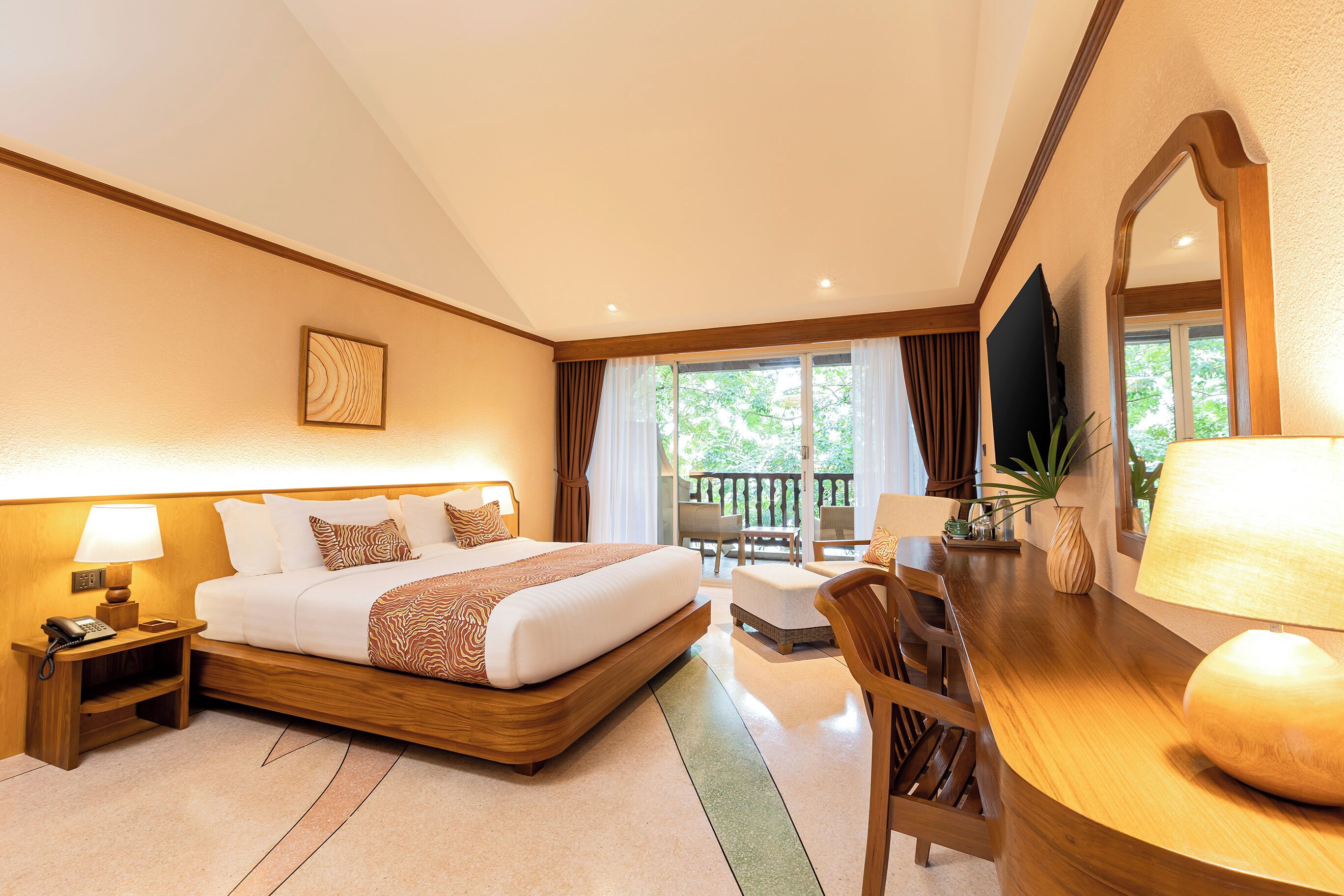 小型双人房或双床房, 1 间卧室 | 客房内保险箱、办公桌、遮光窗帘、熨斗/熨板