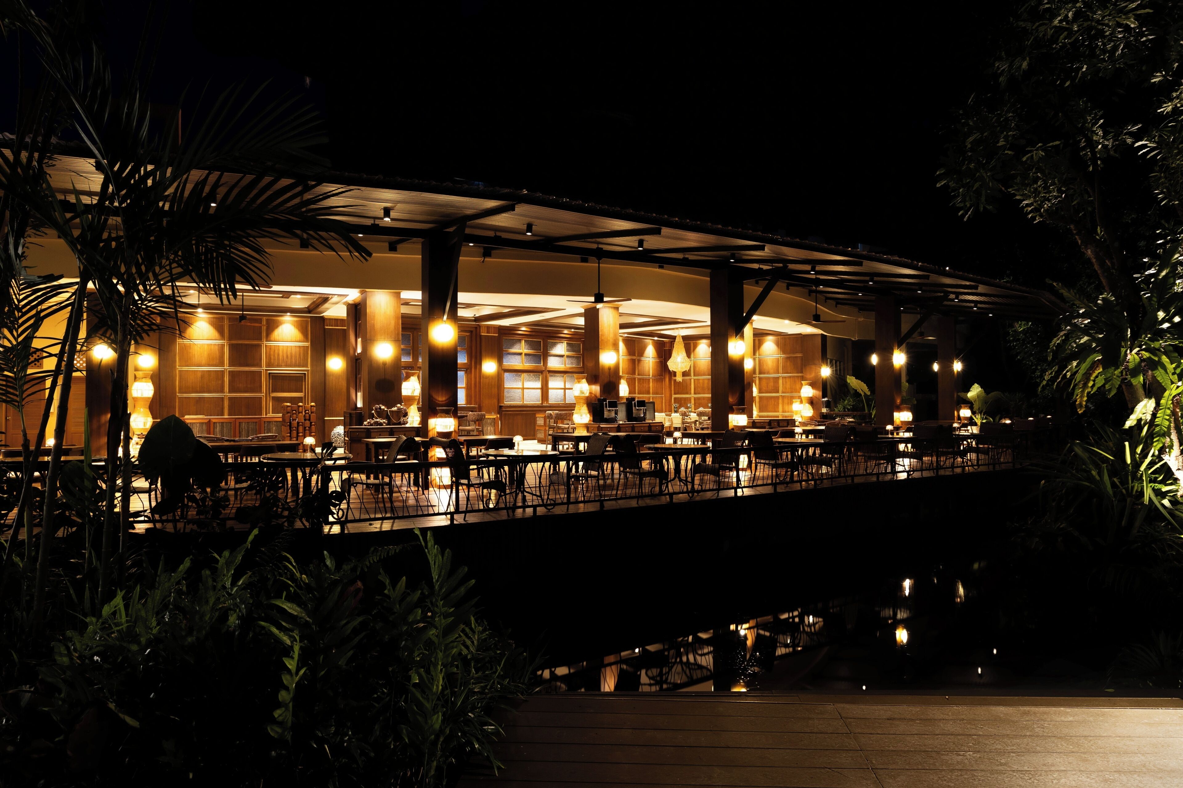 breakfast, lunch, dinner served; international cuisine